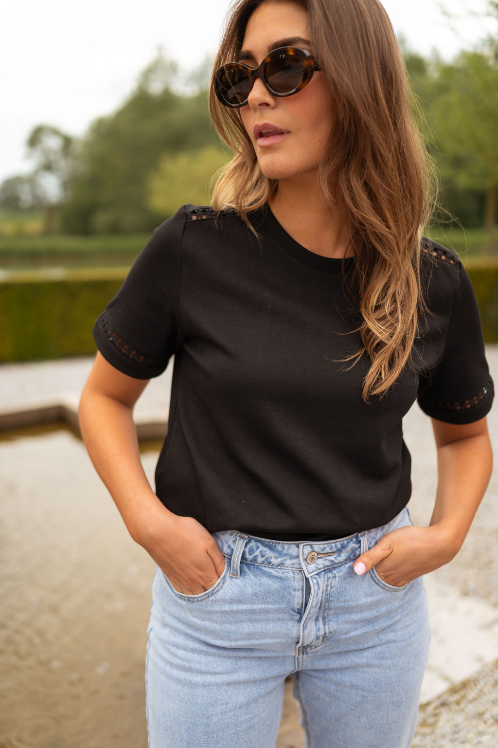 Romina t-shirt - black with embroidery