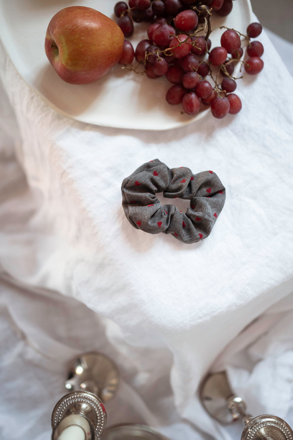 Arbi scrunchy - grey with hearts