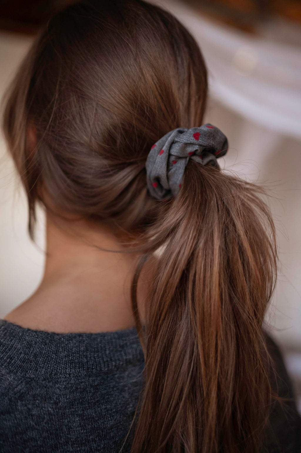 Arbi scrunchy - grey with hearts