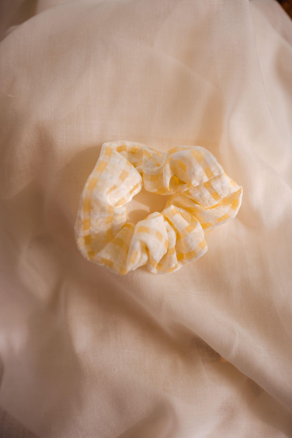 Loya scrunchie - gingham yellow