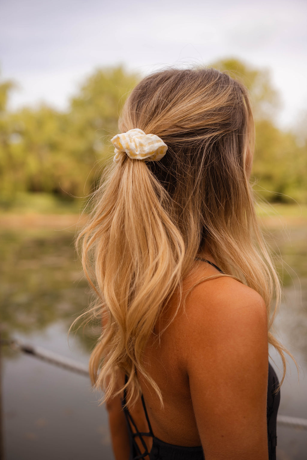 Loya scrunchie - gingham yellow