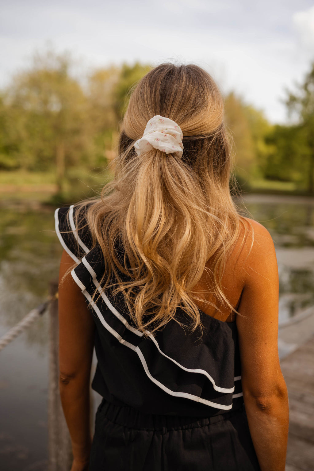 Myco scrunchie - ecru with pink flowers