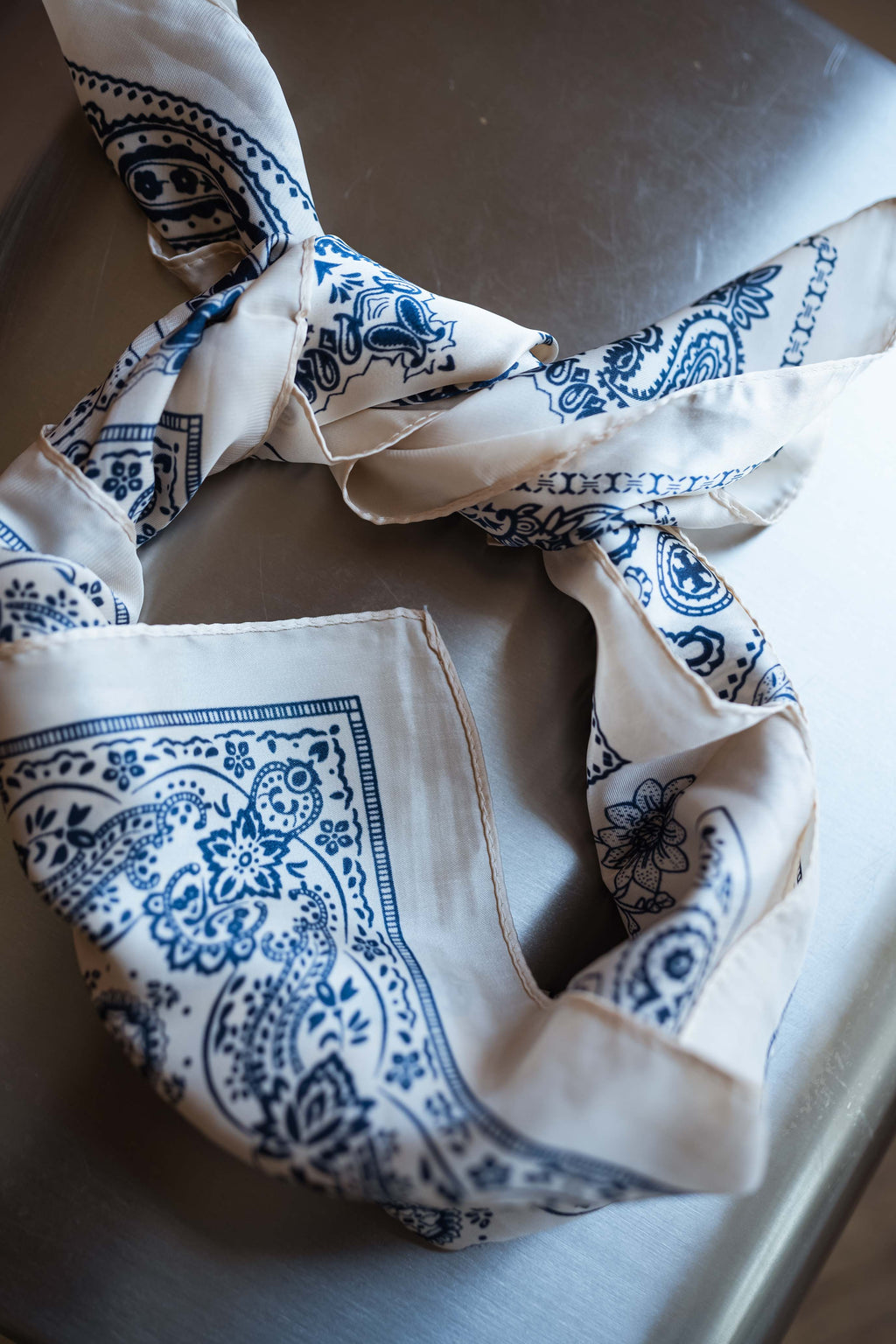 Foulard Pino - écru à fleurs bleues