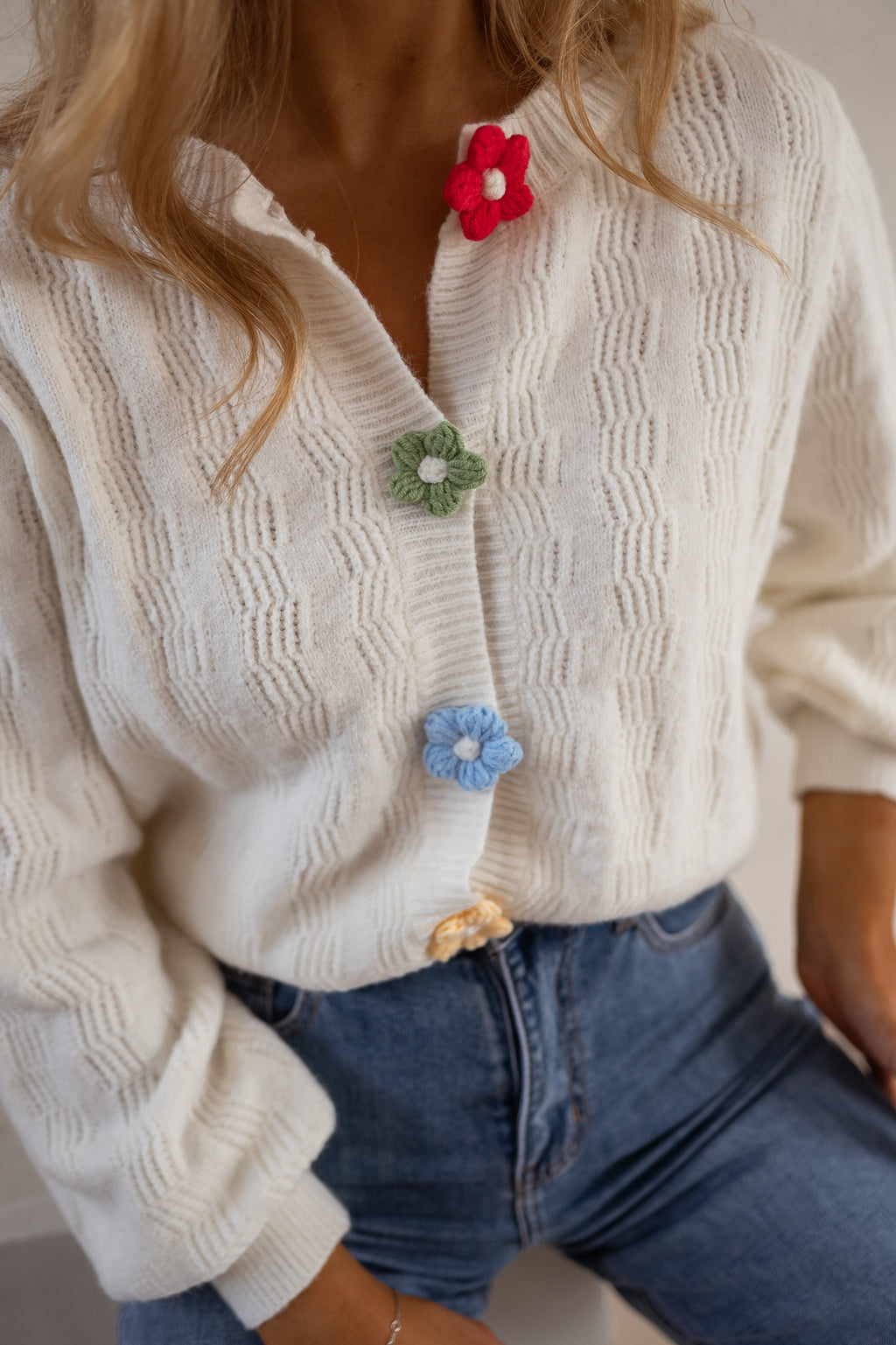 Alenzo cardigan - ecru with flowers buttons