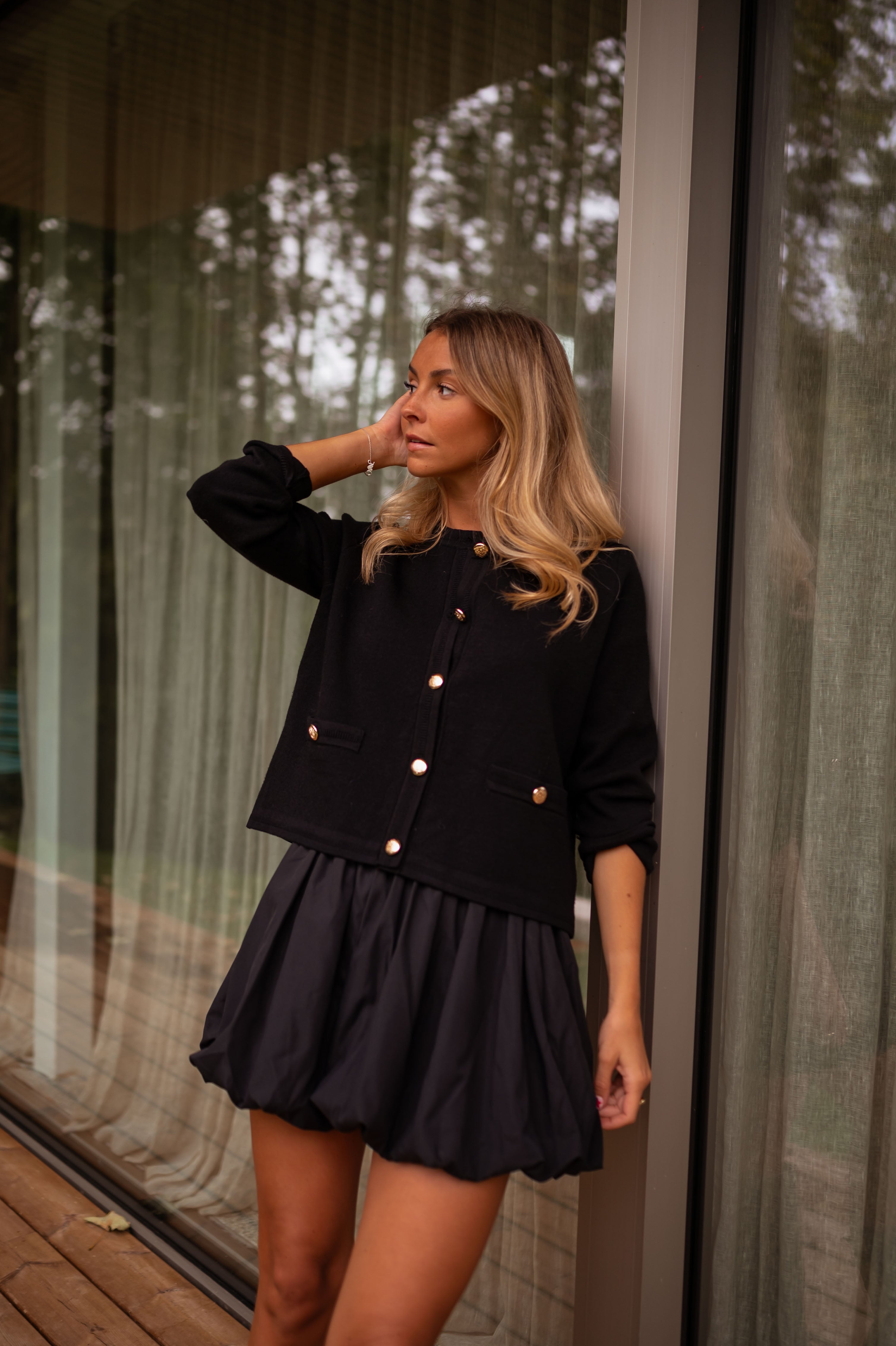 Gilet Denisa Noir Boutons Dorés – Easy Clothes