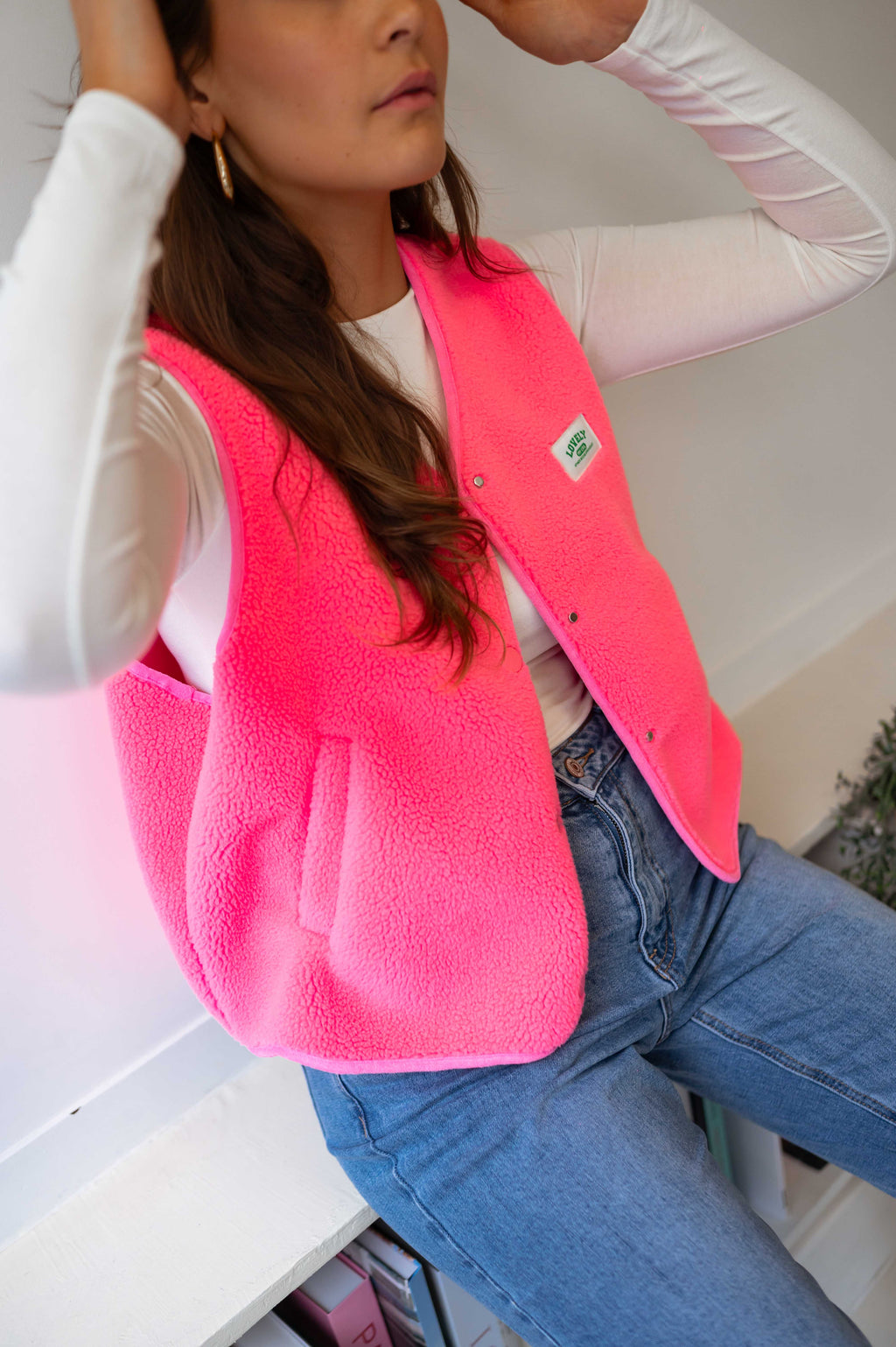 Gilet sans manches en maille rose fluo avec patch imprimé et fermeture boutonnée 26279 Gilet sans manches en maille rose fluo avec patch imprimé et fermeture boutonnée 26279