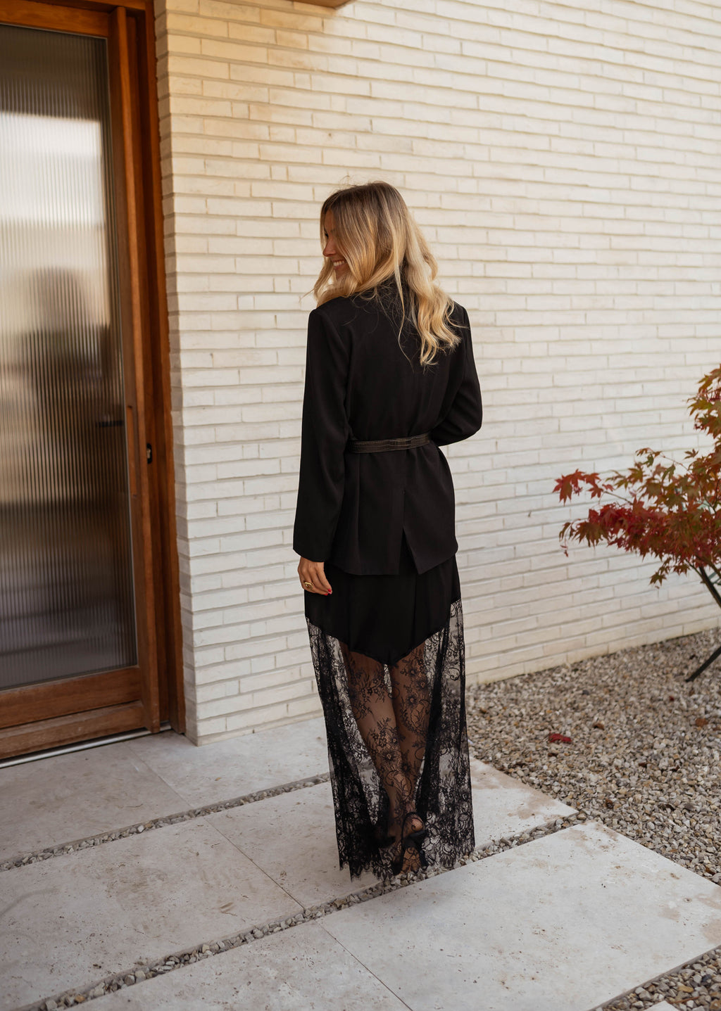 Jupe noire en satin avec dentelle Jupe noire en satin avec dentelle