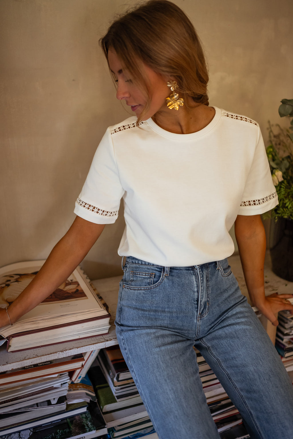 Romina t-shirt - white with embroidery