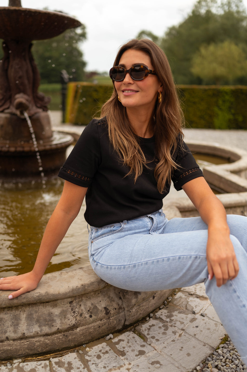 Romina t-shirt - black with embroidery