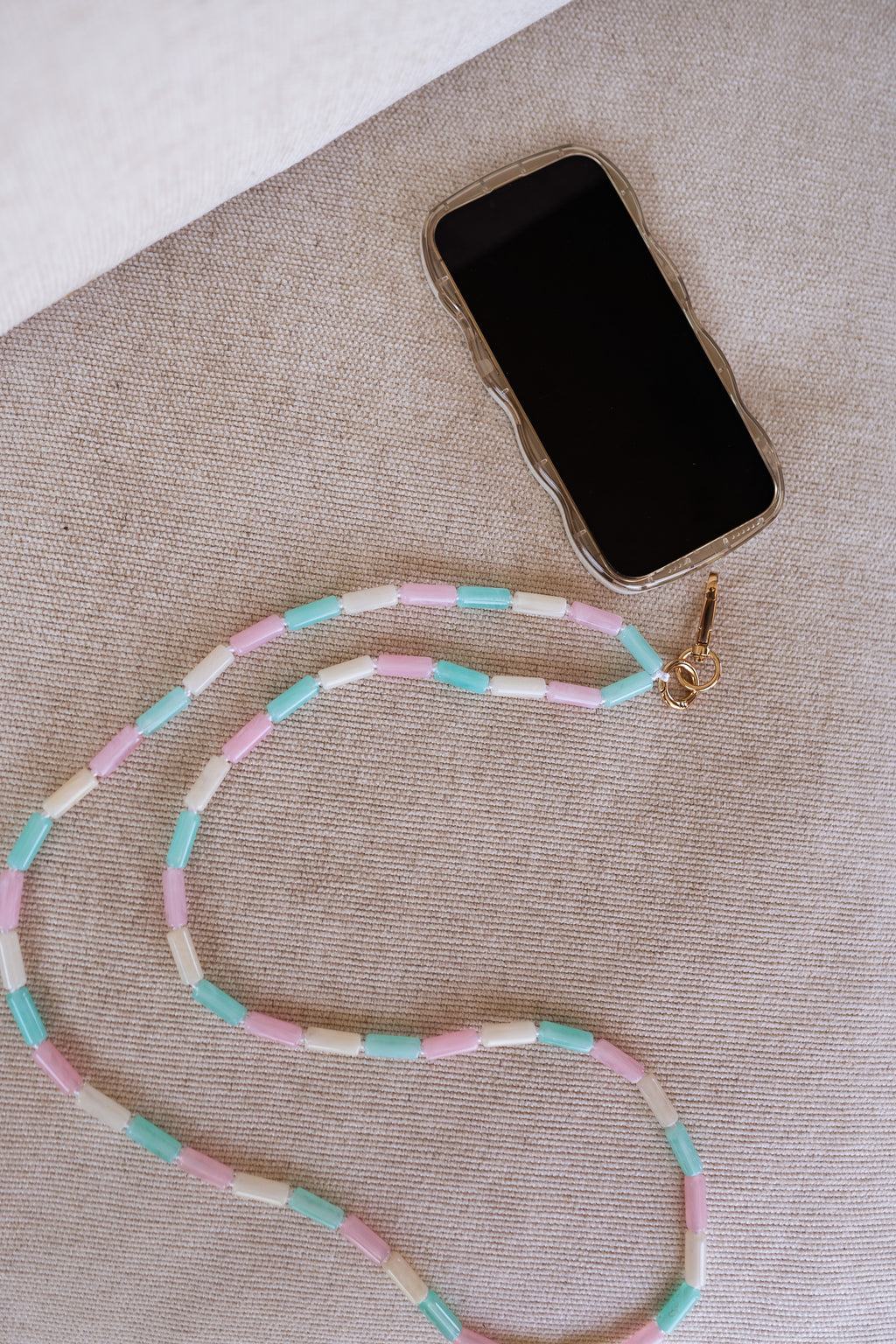 Jula phone lanyard - in pearls Roses, green and white