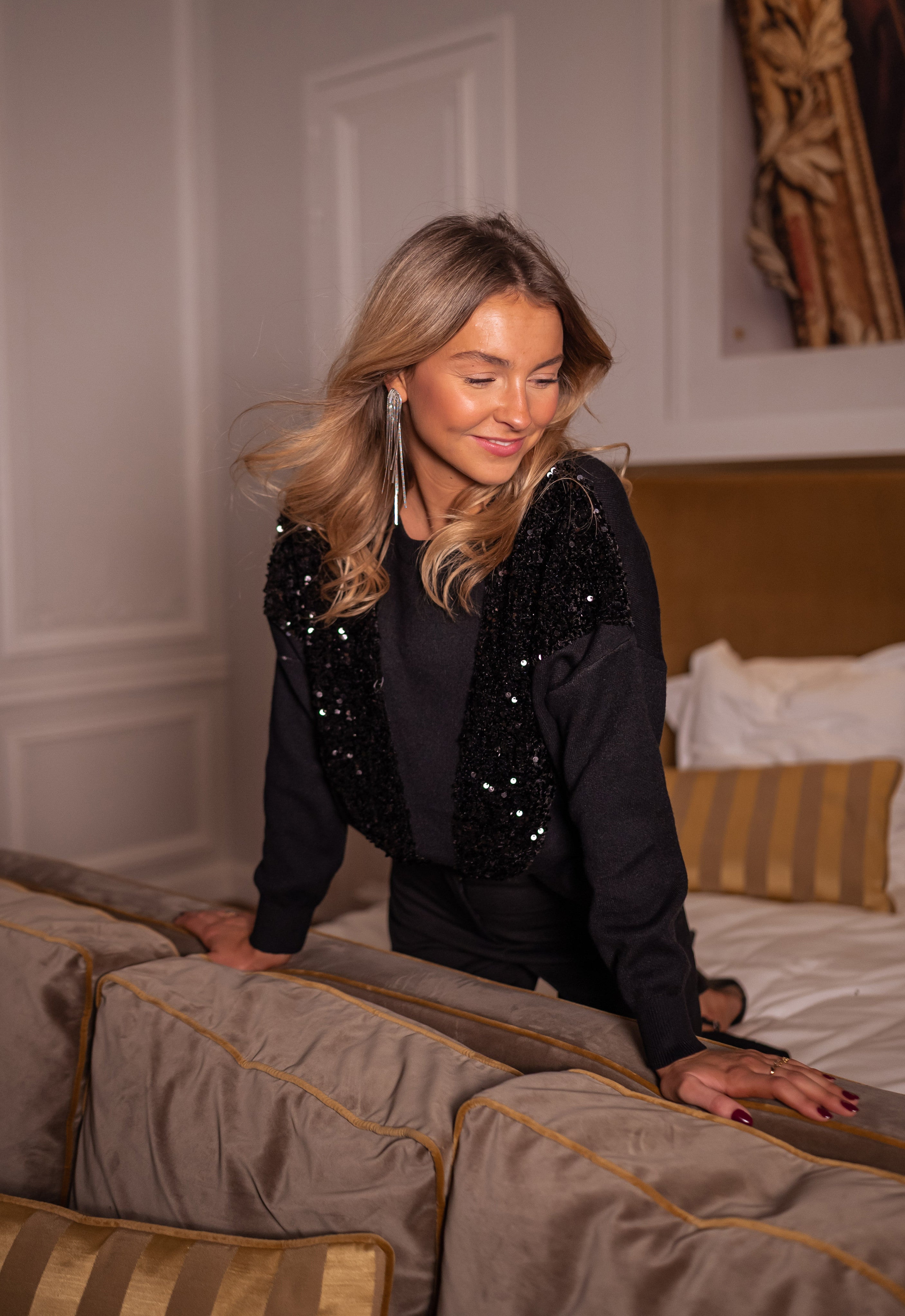Pull Cherokee Noir Avec Détails Dorés Pour Fille Taille 7-8 - Occasion Très Bon état