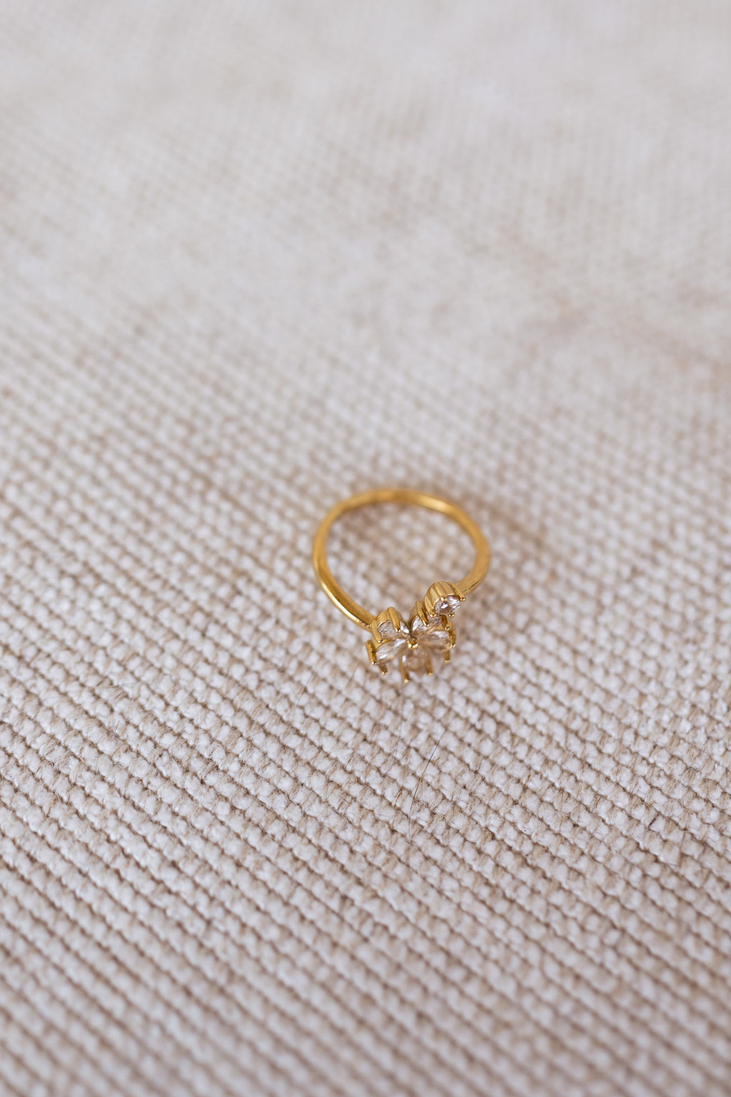 Rilla Rontti Bague Rilla dorée | Bague effet diamants | Prêt-à-porter en ligne ...